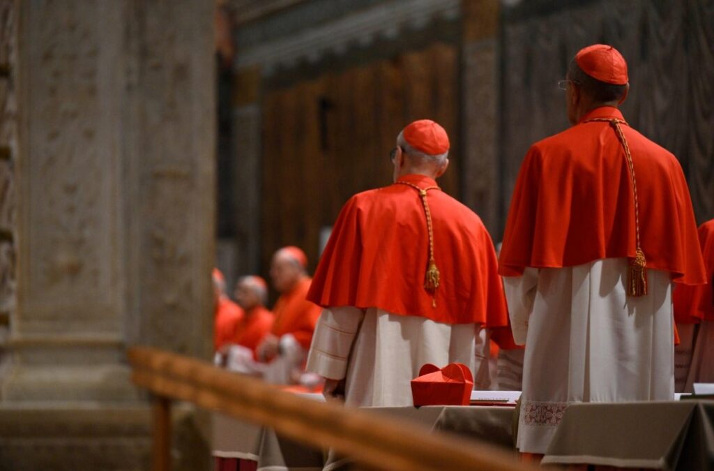 Vatican News : Les cardinaux entrent dans la Sixtine